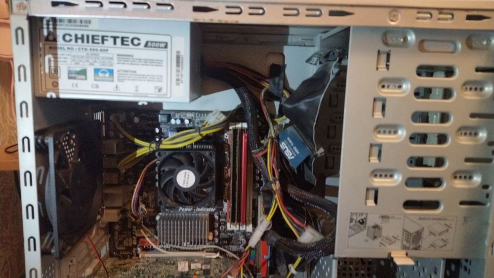 Комп'ютер, монітор, колонки, клавіатура, мишка