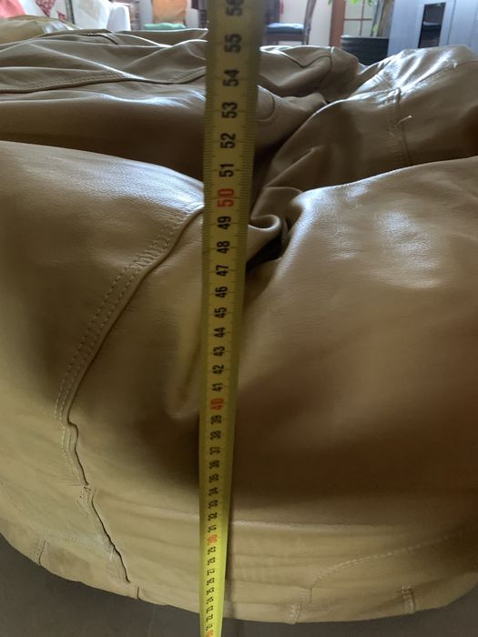 Puff em pele (cor de areia)