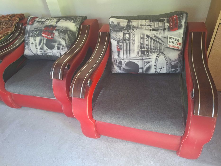 Efektowny fotel w starym stylu, z elementami ze skóry