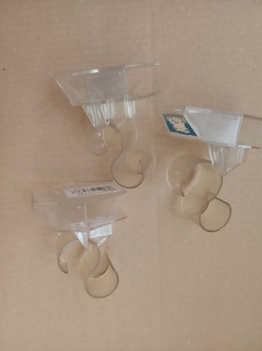 3 пласмасові підставки для прикрас одним лотом