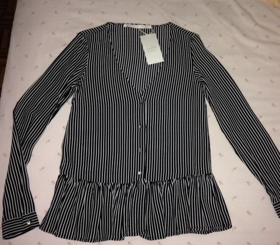 Blusa ZARA às riscas pretas e brancas, com folho na bainha. Nova.