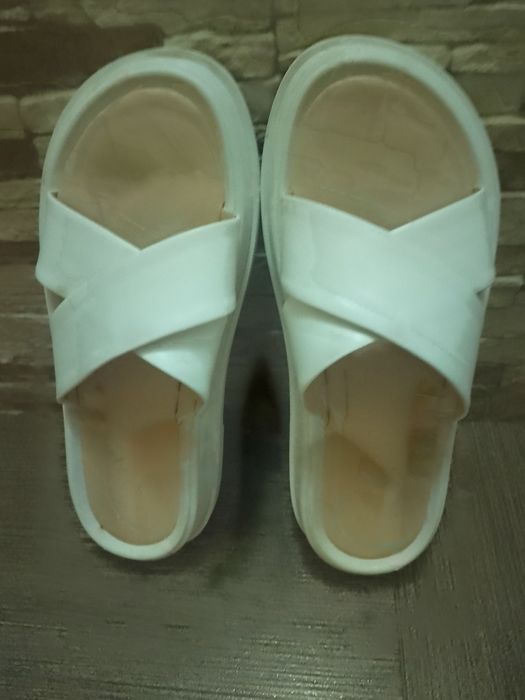 Шльопанці жіночі, шкіряні повністю