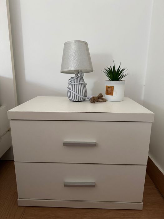 Cama de casal branca com estrado, colchão e 2 mesas de cabeceira