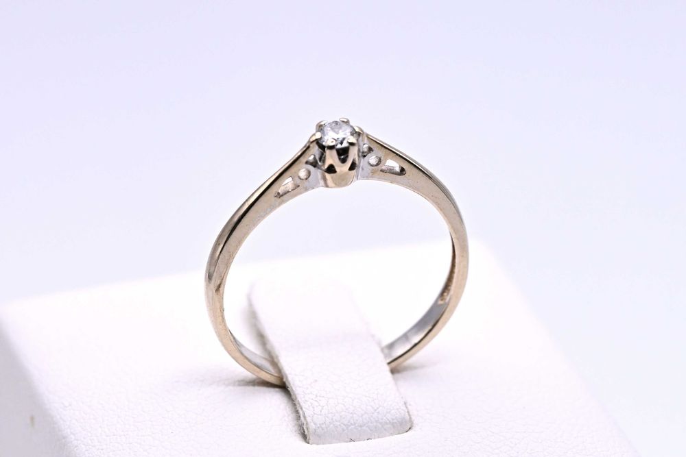 Wspaniały pierścionek zaręczynowy z brylantem 0,1ct białe złoto 585