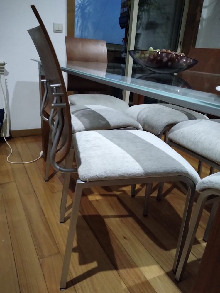 Sala de jantar com mesa de tampo de vidro