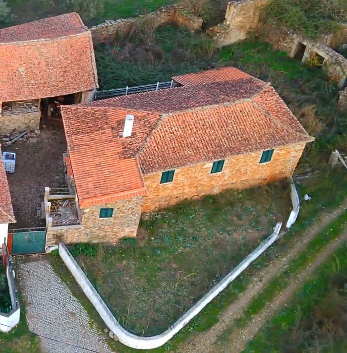 Habitação rural para restaurar. Paisagem deslumbrante. Venha conhecer.