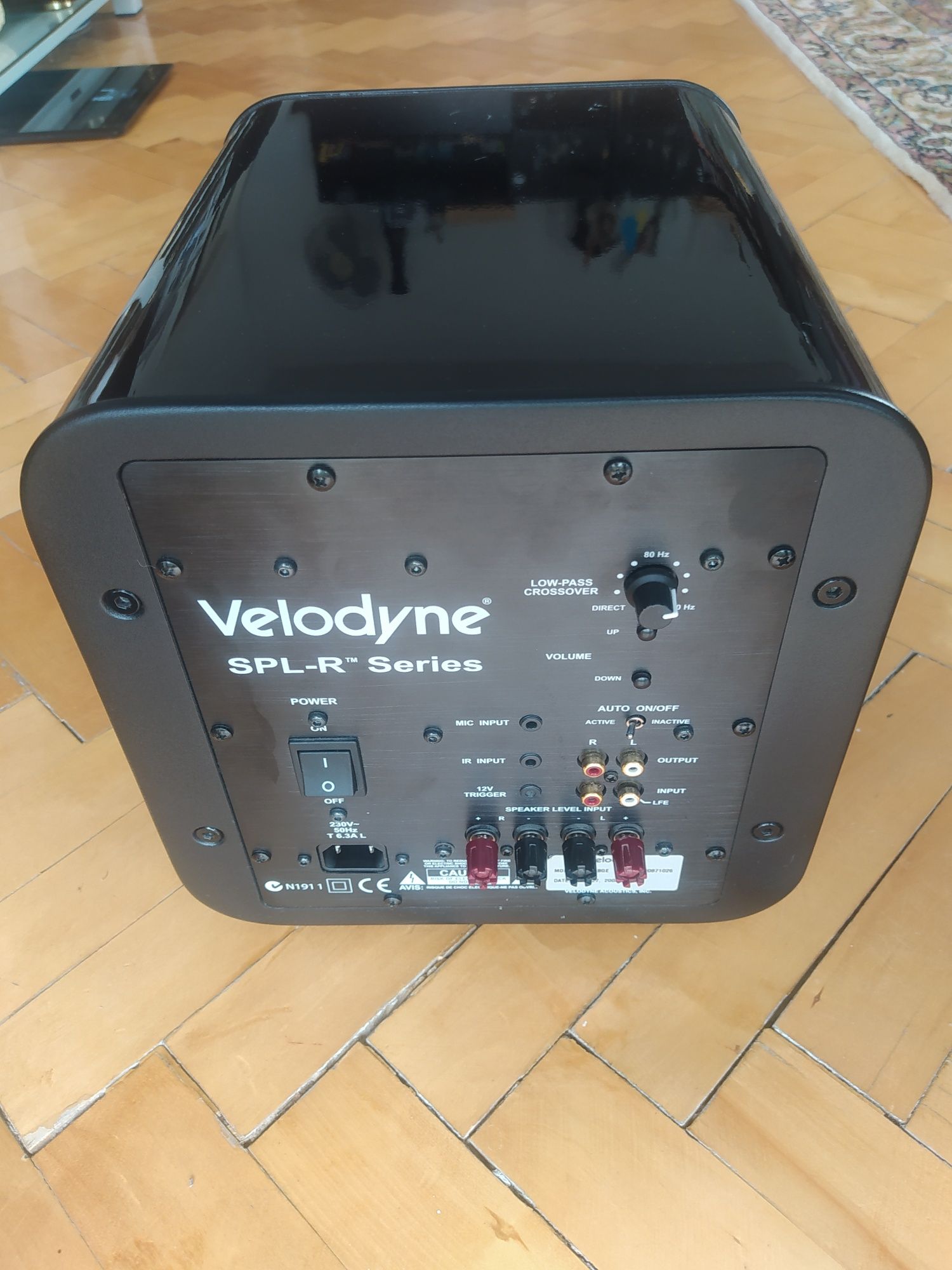 Субвуфер Velodyne spl-r series 800 .