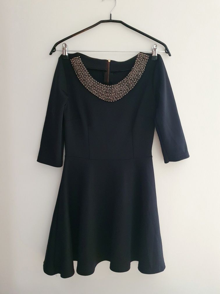 Czarna krótka sukienka z rozkloszowanym dołem
