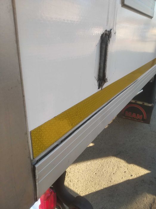 Ремонт виготовлення дверей ізотермічного фургону сендвіч-панелі Львів