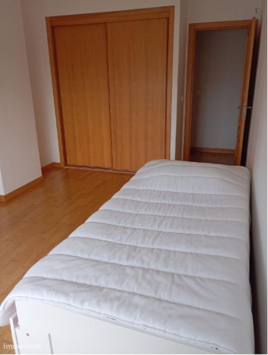 772881 - Quarto com cama de solteiro em...
