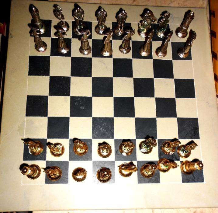 Jogo de Xadrez completo e muito estimado com tabuleiro em marmore