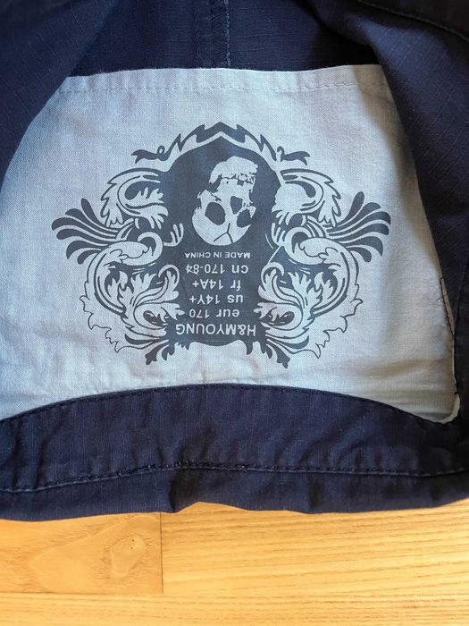 koszula czarna z nadrukiem na plecach