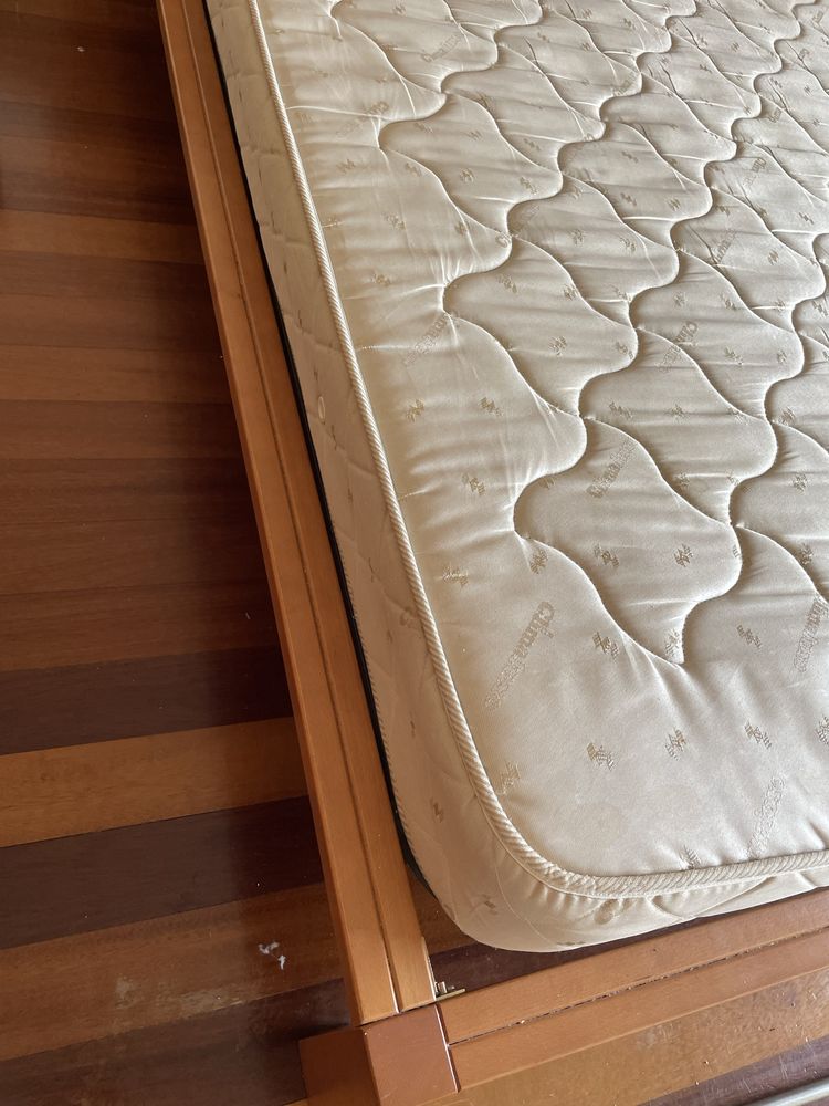 Cama de casal e colchāo