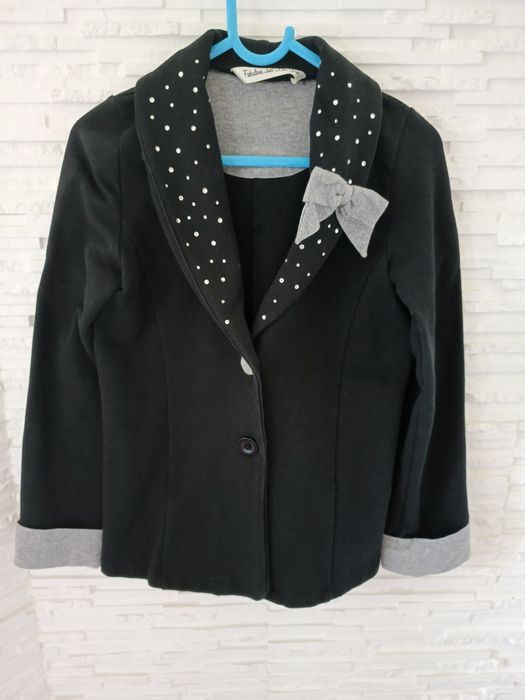 Czarna marynarka dziewczęca