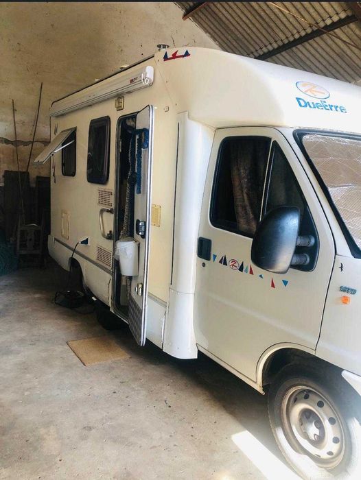 Autocaravana bem equipada para 4 pessoas