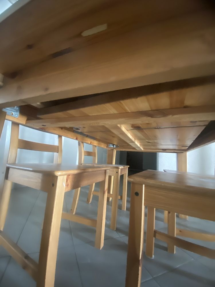 Stół rozkładany drewniany z  4 krzesłami