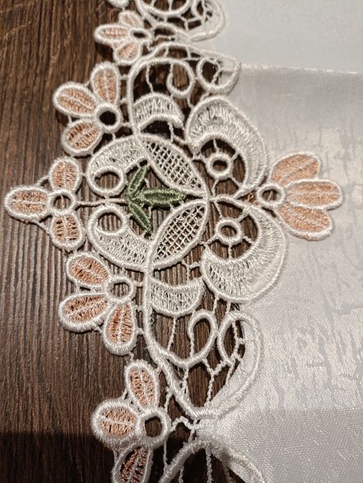 Obrus bieżnik haftowany z gipurą