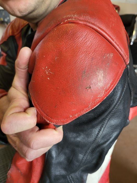 Prawdziwa czerwona skóra na motocykl, motor, jednoczęściowy kombinezon