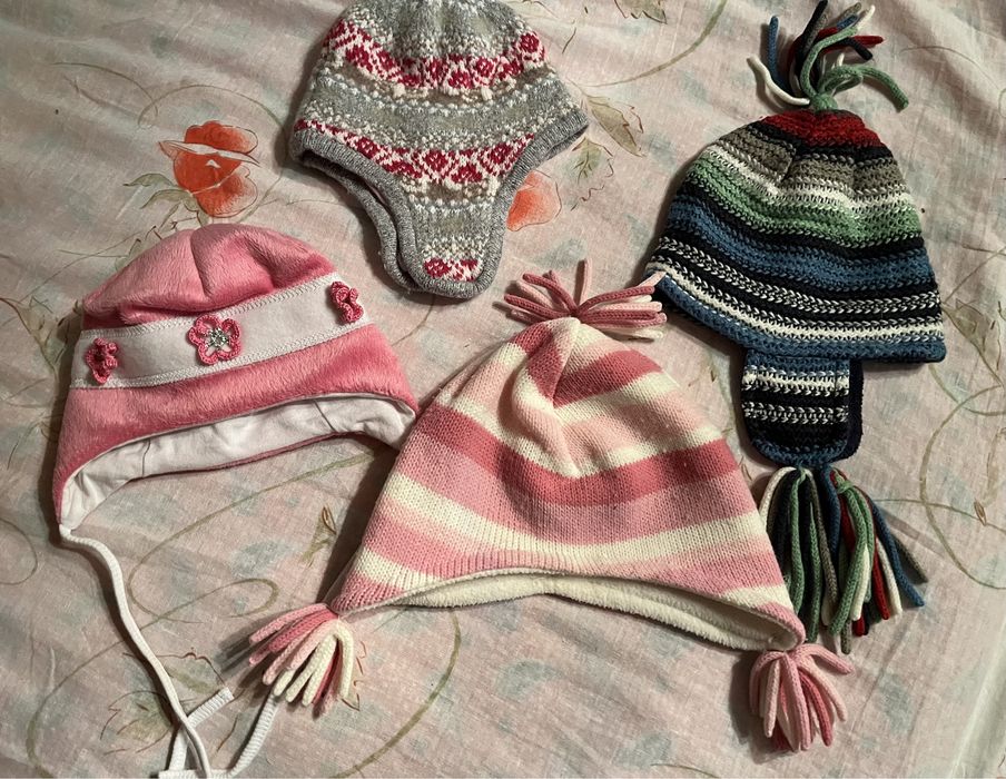 Подарую дитячі шапочки на дівчинку
