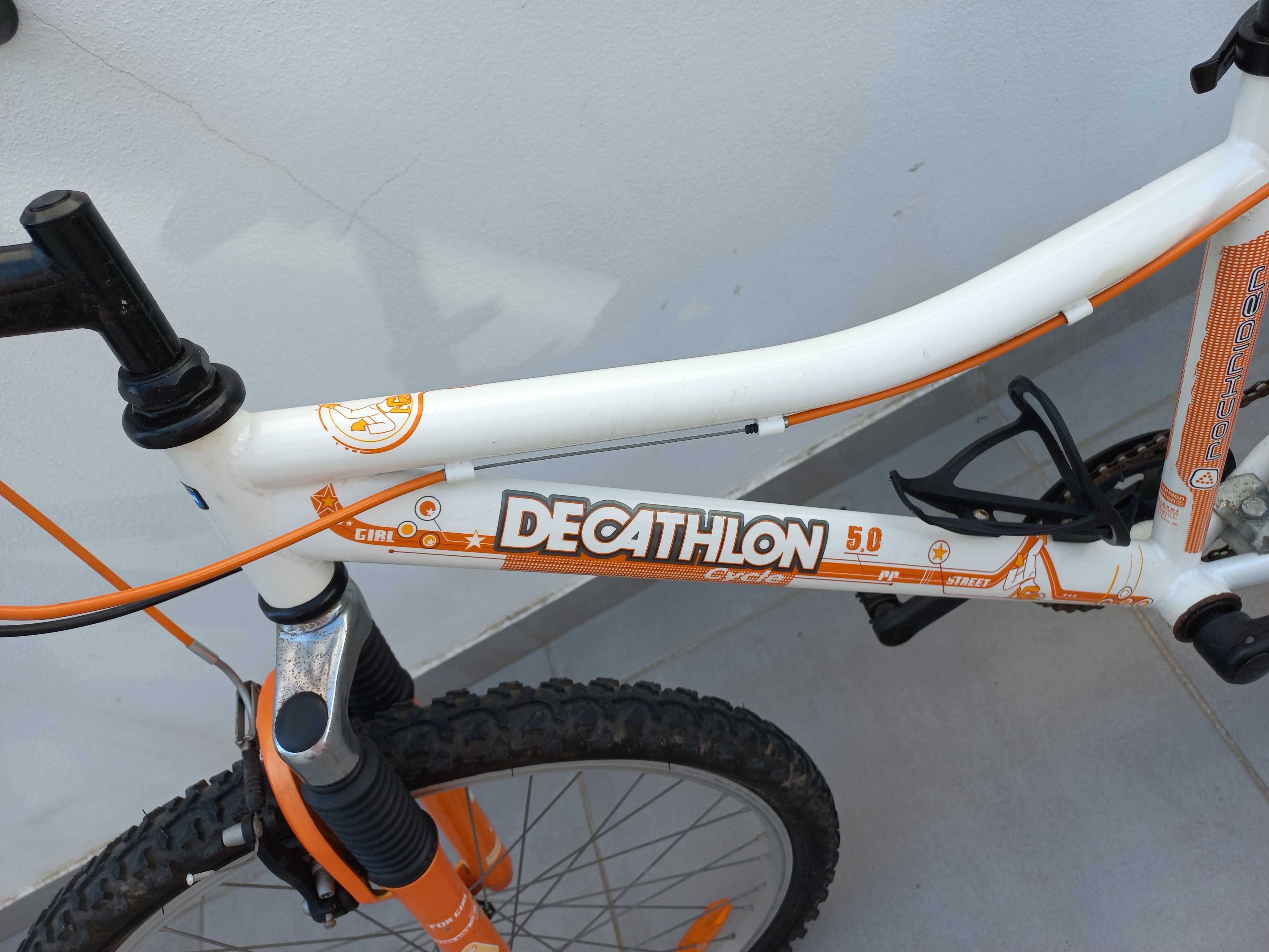 Bicicleta Decathlon Roda 24 oferta capacete