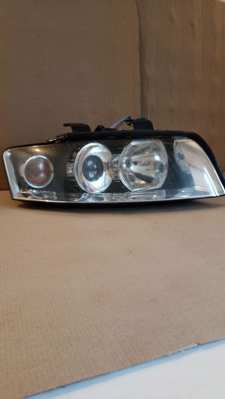 Lampa przednia prawa audi a4 b6 xenon cała ladna Europa