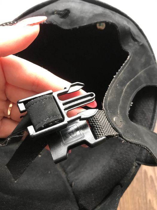 Kask jeździecki z karbonem oraz daszkiem, toczek