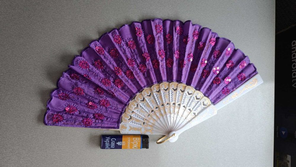 Веер с рисунком. Изготовлен из материи и пластика. Новый
