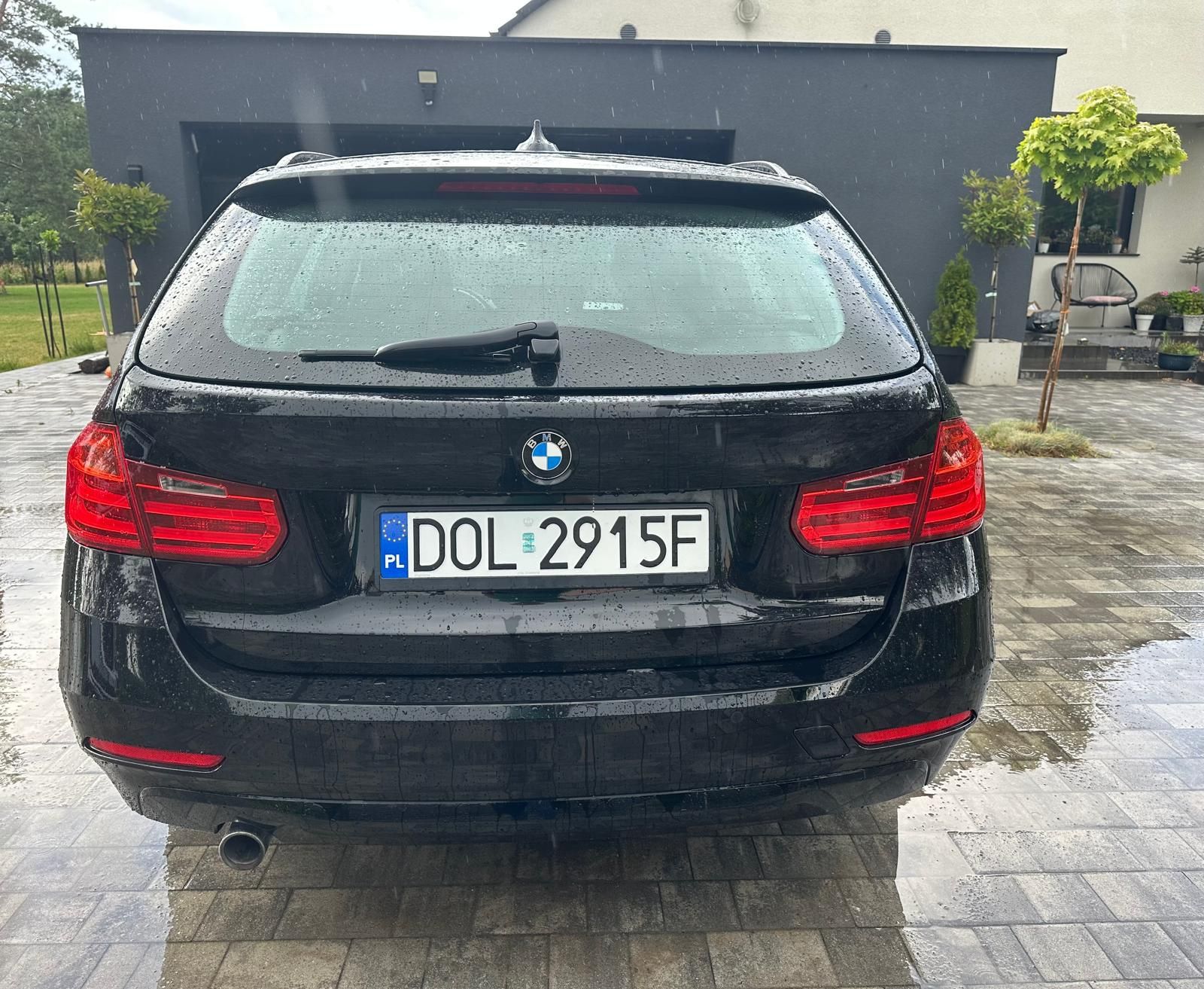 Czarne BMW 318 kombi 2.0 diesel 143 KM