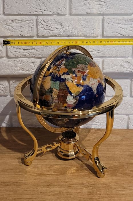 Globus z kamieni szlachetnych z kompasem