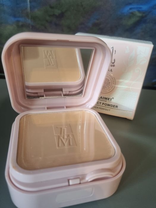 Puder w kompakcie I rozświetlacz 2 w 1 inspiracja lattafa
