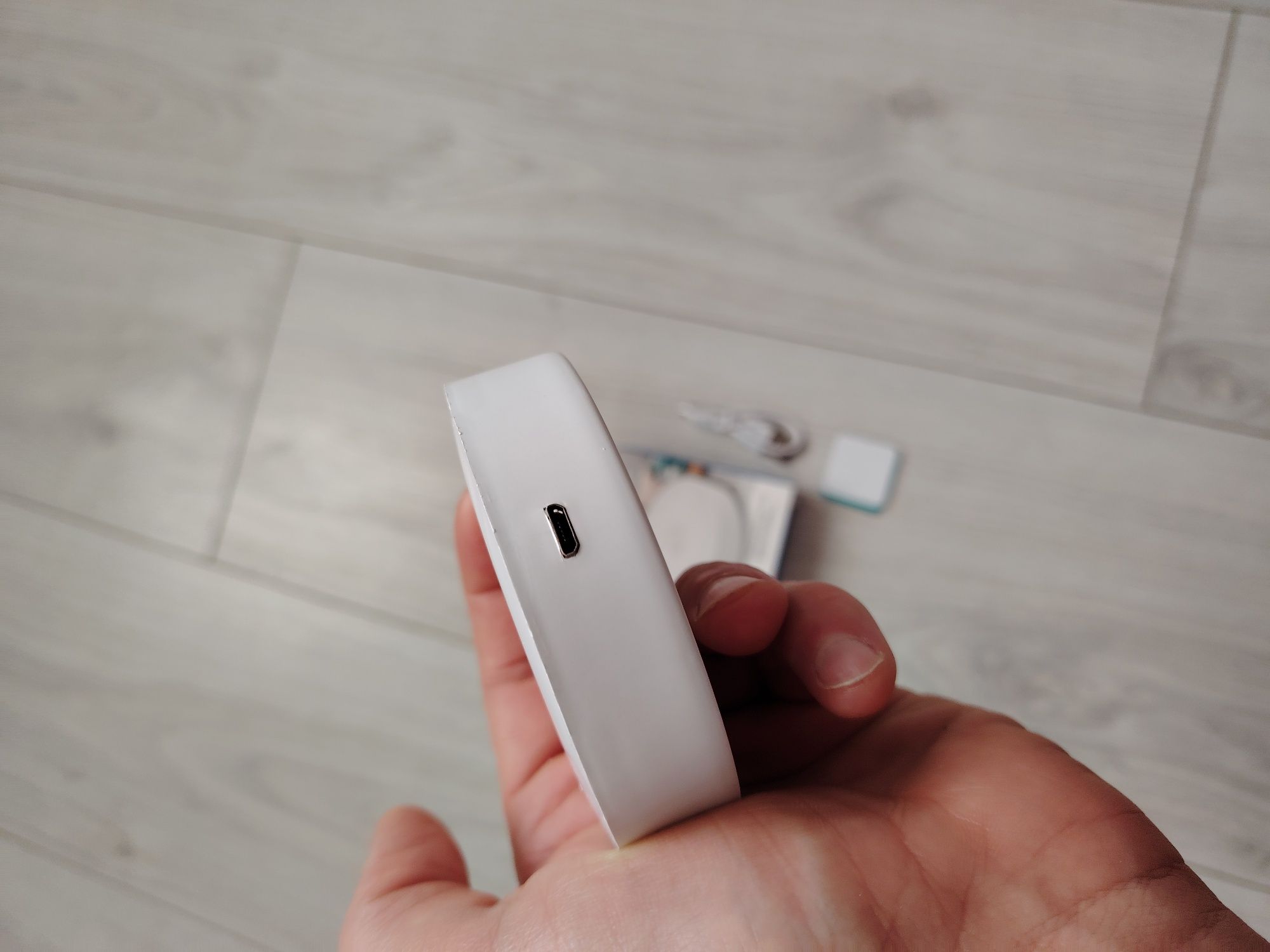 Inteligentna lampka nocna z czujnikiem ładowana na USB