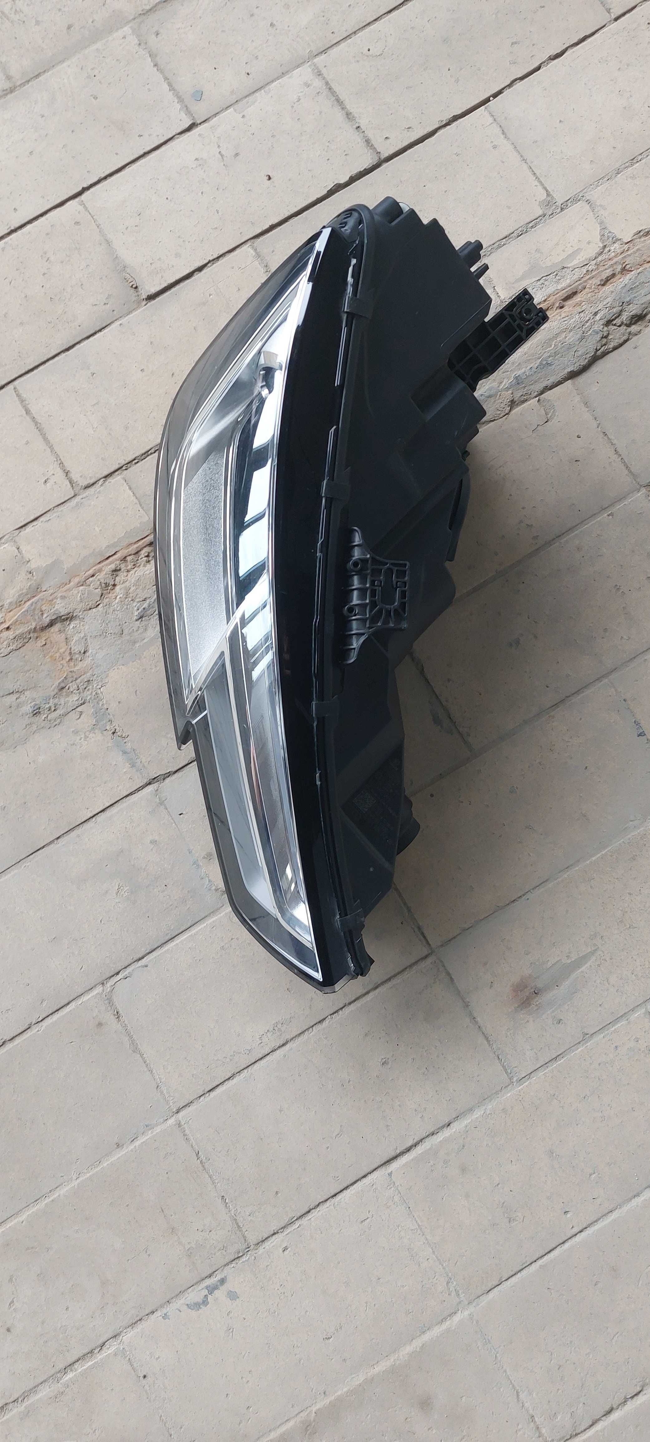 Audi A4 B9 8W Lampa przednia prawa Xenon