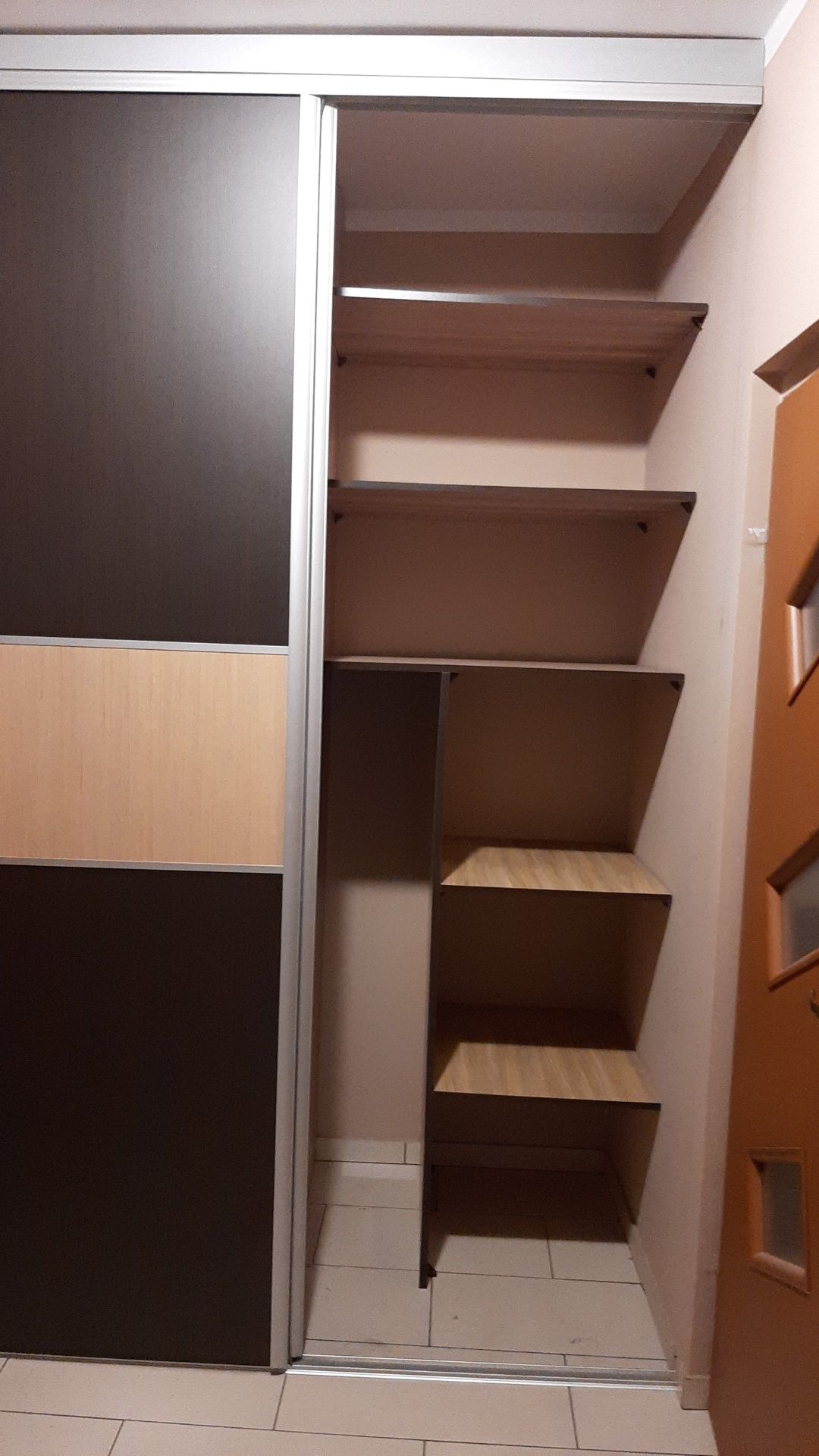 Szafa z drzwiami przesuwnymi do zabudowy