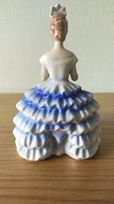 J. Jezela porcelanowa figurka z PRL-u Dama z lustrem