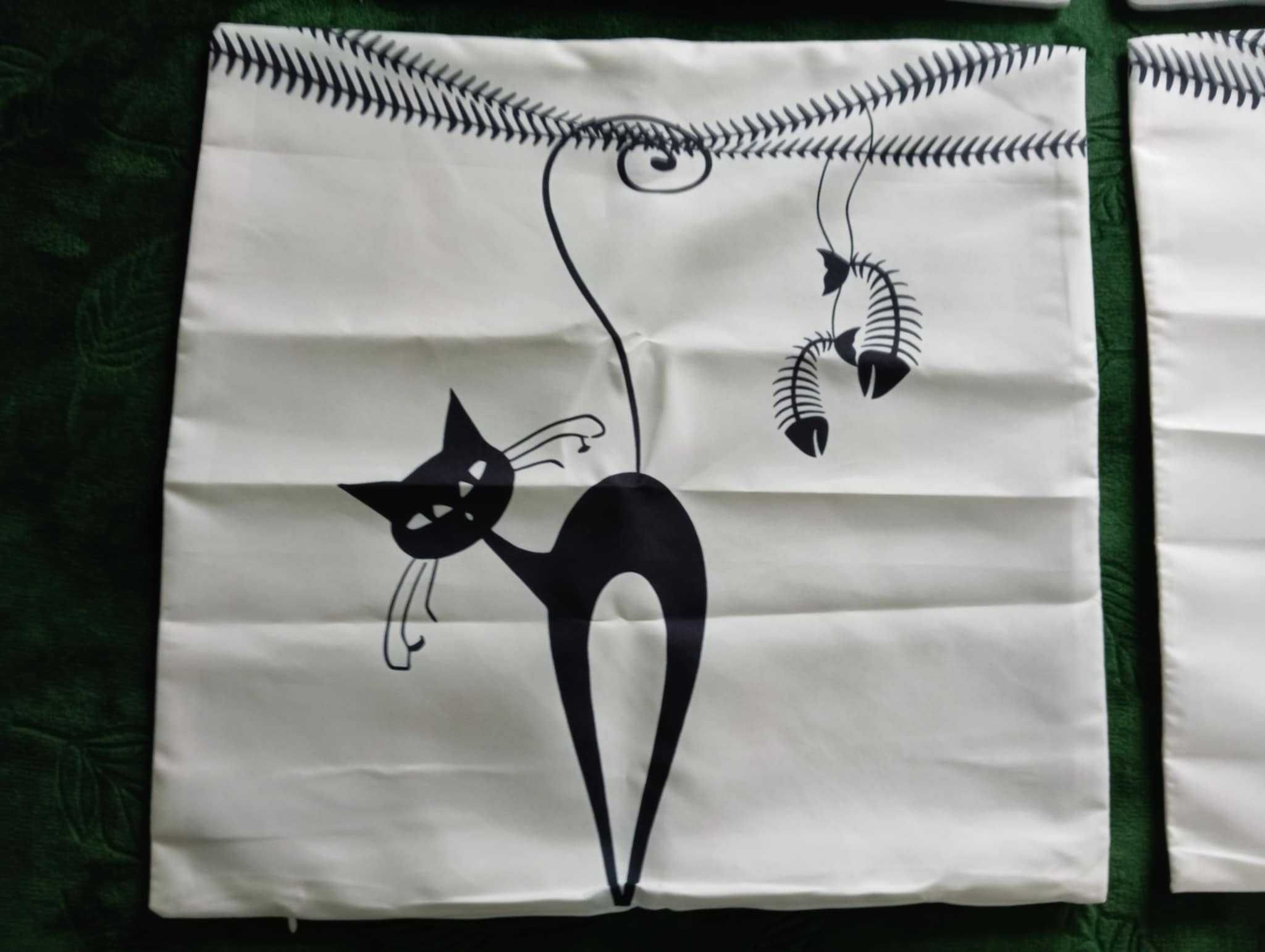 Zestaw 4 poszewek dekoracyjnych na poduszki z czarnym kotem 45x45cm