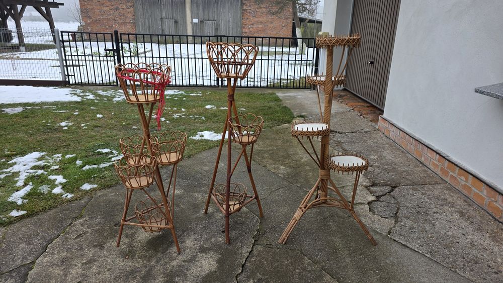 Stojaki wiklinowe na kwiaty