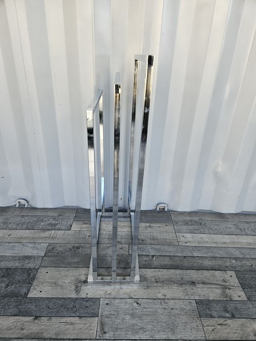 Chromowany stojak na ręczniki