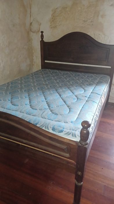 Cama com colchão e 2 mesinhas