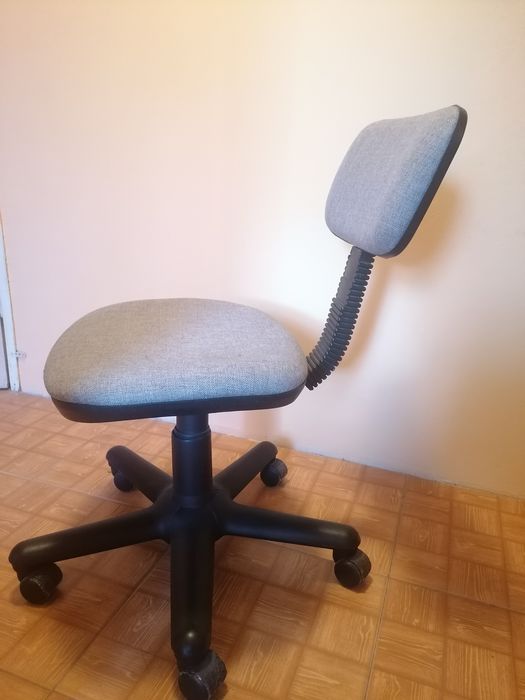 Krzesło biurowe, obrotowe z regulacją wysokości