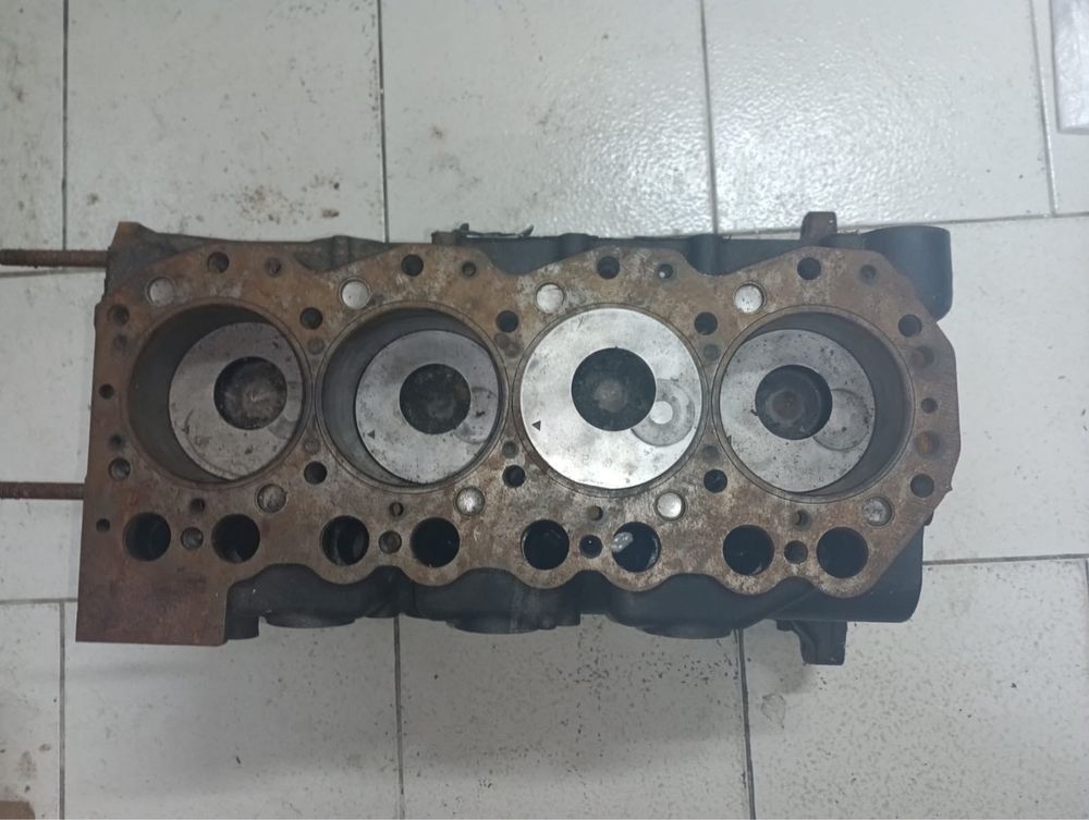 Bloco motor cambota e bomba de agua Nissan cabstar 3.0 TI