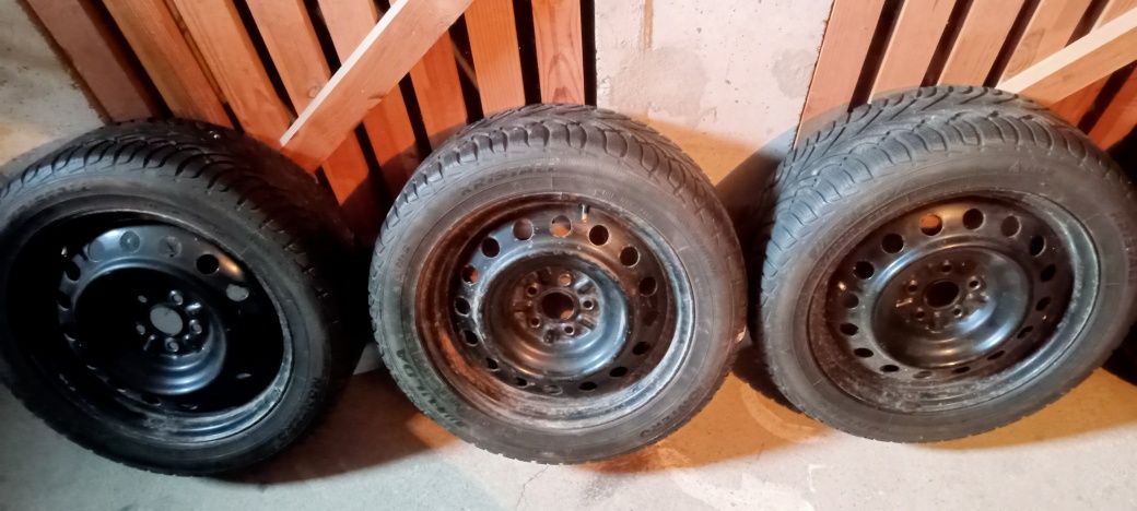Opony zimowe na felgach 205/55 R16