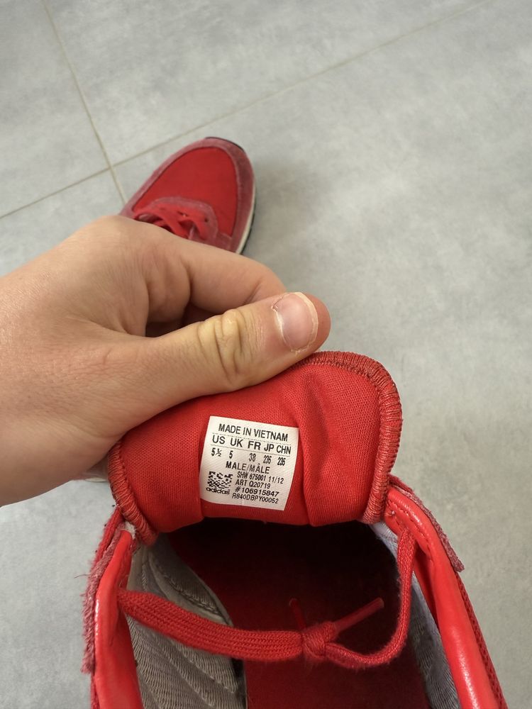 Czerwone buty sportowe adidas