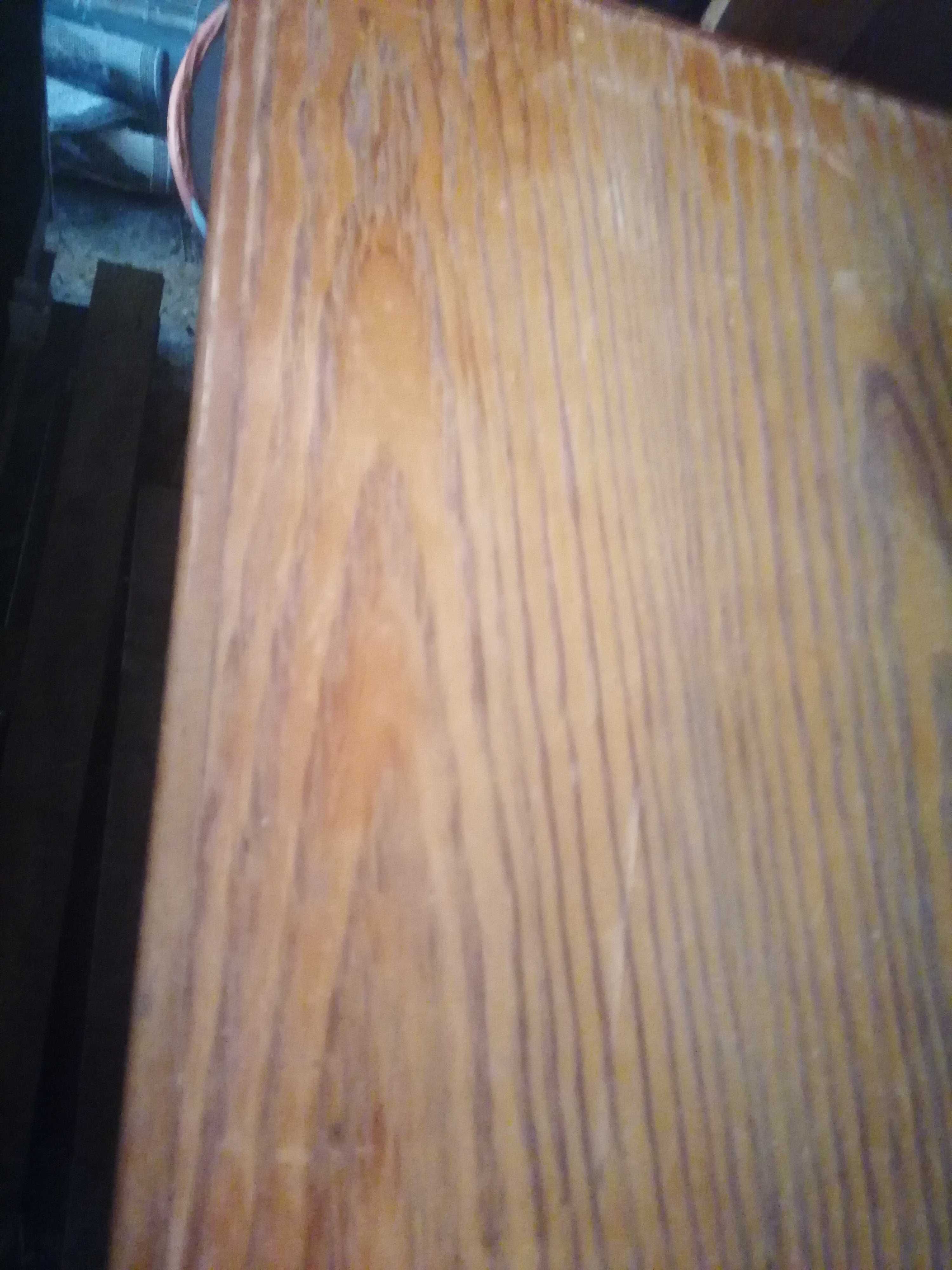 Mesa quadrada com 4 cadeiras.
