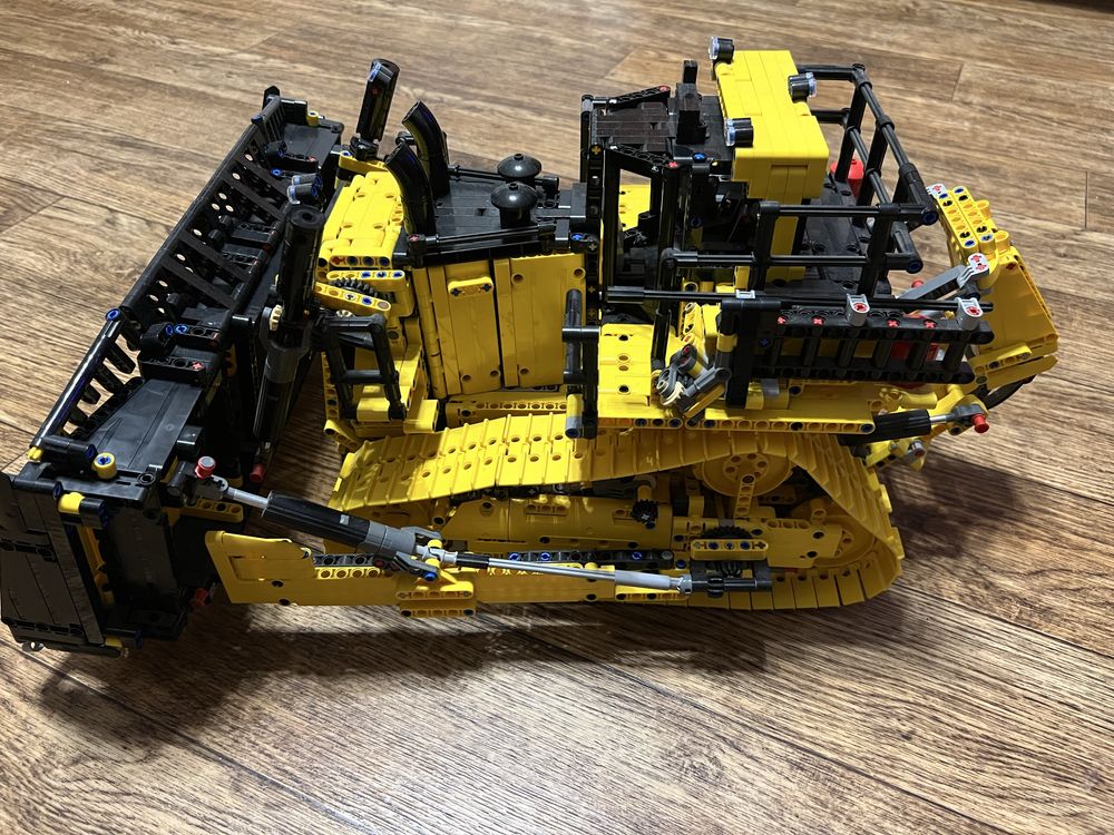 LEGO бульдозер CAT D11