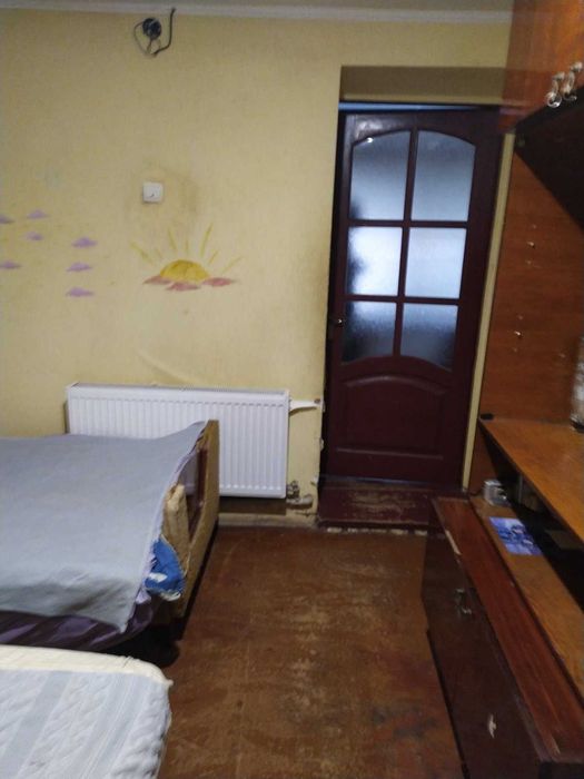 Частина цегляного будинку в затишному районі міста