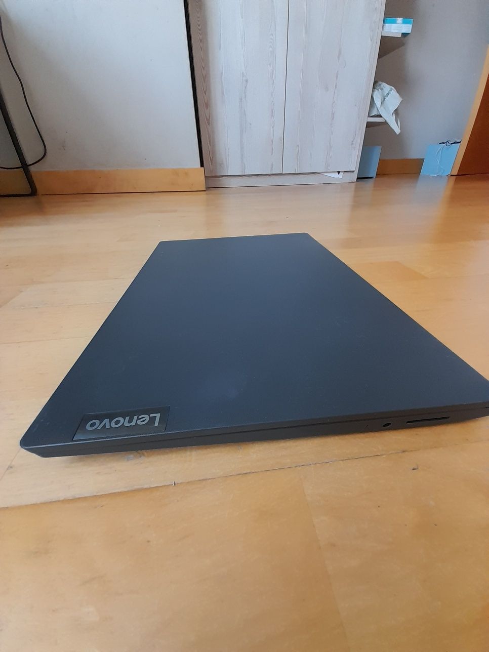 Laptop Lenovo V15-Ada
