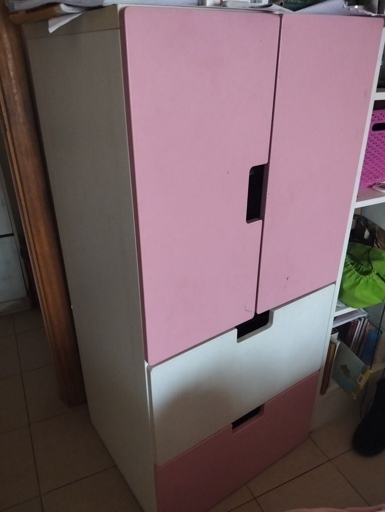 Móvel quarto rosa e branco