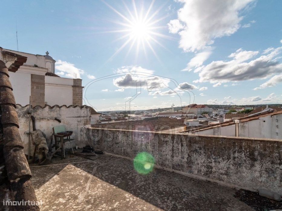 Moradia junto à Praça do Giraldo em Évora, nas arcadas medievais da...