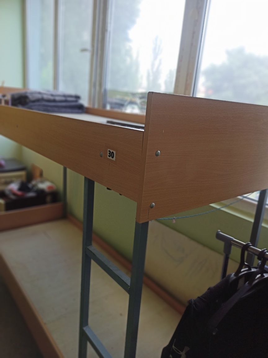 Двухъярусная кровать в  хостел или в общежитие
