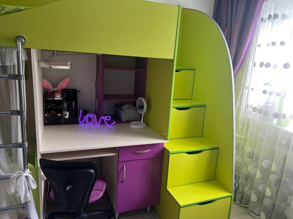 Меблі в дитячу кімнату (ліжка, шафа)